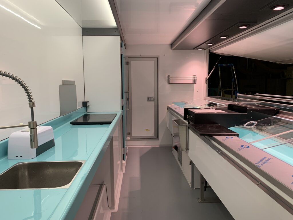 Camion magasin poissonnerie - J2C magasin