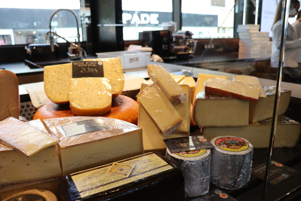 Vitrine étalage fromages - aménagement J2C